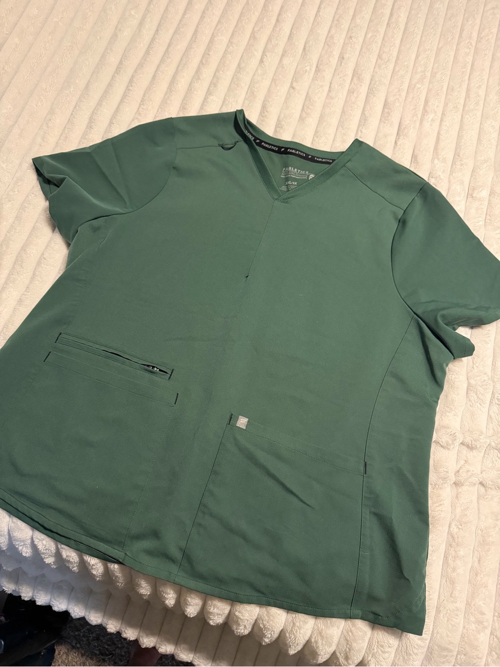 Fabletics Women’s Mode 4-Pocket Scrub Top XL Hunter Green 
NWOT